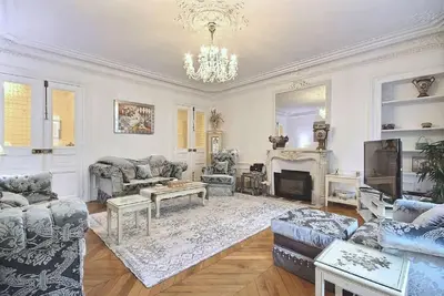 Image de Soak in the vibrant atmosphere of the Champs Elysees in a luxury 3-bedroom home!