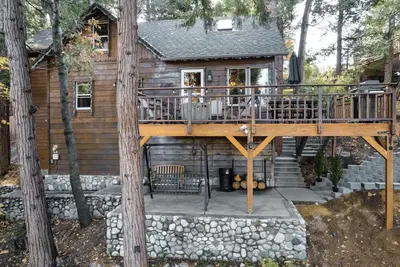 Image de Your Cozy Hilltop 3 Bedroom Cabin Awaits!
