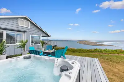 Image de Escape to \"The Vue\" A Waterfront Gem with Hot Tub