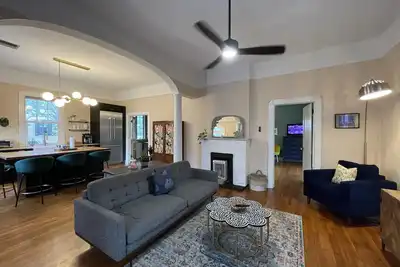 Image de Pet Friendly 2 Br Cottage*Park View *Huge Yard, Front Porch + Patio