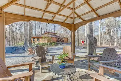 Image de Peaceful Lawrenceville Cabin w/ Hot Tub on 6 Acres