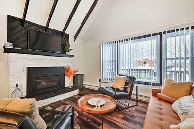 Image de Pet-Friendly Cabin w/ Hot Tub in Pocono Lake!