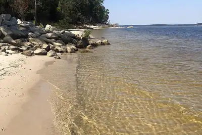 Image de Lakeside cottage, water access + pet friendly