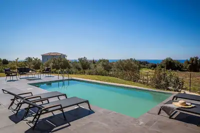 Image de Stylish Single Storey 2-Bed Villa, A\/C, Private Pool & Sea Views close to Amenities and Beaches!