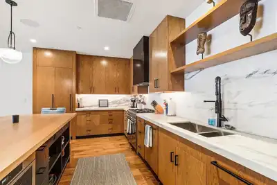 Image de One Spruce Peak: 4 br, ski-in/ski-out, fireplace, a/c, community pool and hot tub!