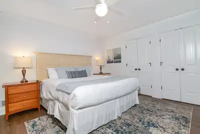 Image de Modern ranch, king beds, 4 bdrms, private patio, open floor plan in central Ptc