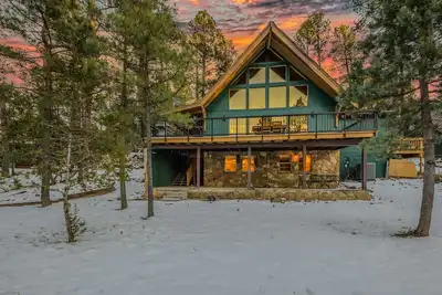 Image de 'Elate like a wolf with Excitement' when you stay at Wolf Lodge w/ game room & Pet friendly.