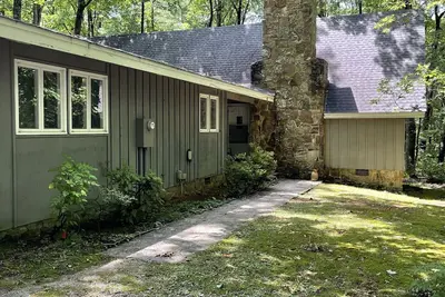 Image de Secluded 2 Bedroom Retreat w\/great family room on Sewanee Campus