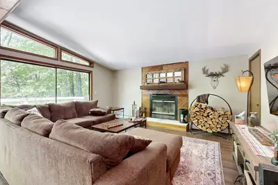 Image de Secluded home with deck, hot tub, fireplace, woodstove, & foosball table