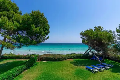 Image de Pinada, Chalet con Piscina Delante del mar