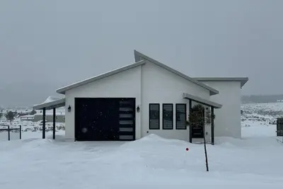Image de Come enjoy our\"beautiful new modern guest house\" with a view to the ski mountain