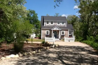 Image de Charming two-storey shingled Cape Cod cottage, off Cape Cod Bay. With priv pond.