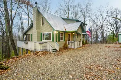 Image de Dog-friendly, mountain-view retreat with a grill, deck, washer/dryer, & Ac
