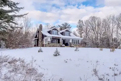 Image de Cozy home with covered porch, & sun room - walk to shops\/dining\/bars