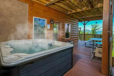 Image de A Cloud 9 - Mountain Views, Hot Tub Bliss & Pool Table Fun!