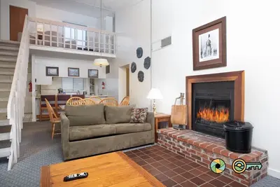 Image de Mountainside Retreat Condo (#2-301) | Top-level w\/ loft | Quiet & secluded