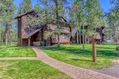 Tree-lined escape with fireplace, grill, WiFi, shared pool/Hot tub, and courts