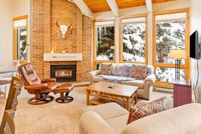 Image de Comfortable condo with fireplace, pool, hot tub, & patio