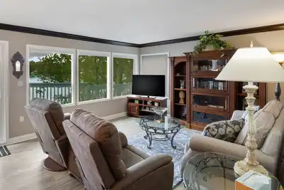 Image de Lakefront retreat with a dock, firepit, washer/dryer, & two living areas