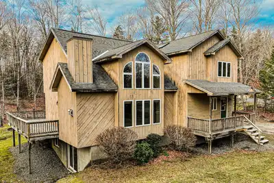 Image de Exquisite home with fireplace, balcony, fast WiFi, jetted tub & washer/dryer