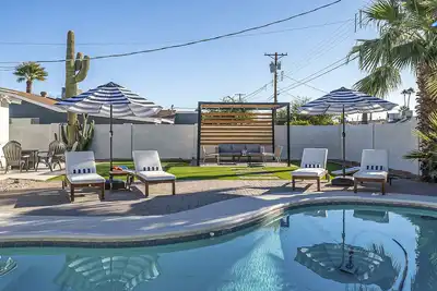 Image de Old Town Retreat • Luxe Pool & Outdoor Space for Relaxing Getaways