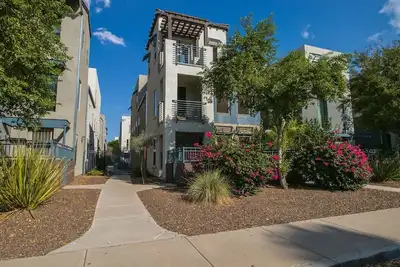 Image de Tri-Level Townhouse on Roosevelt Row | Next to Superbowl Dtphx Events