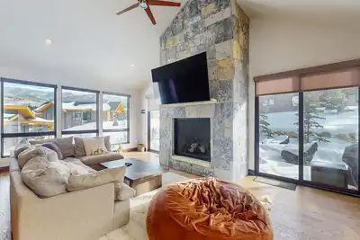 Image de Luxury home with radiant heated floors & private Bullfrog hot tub