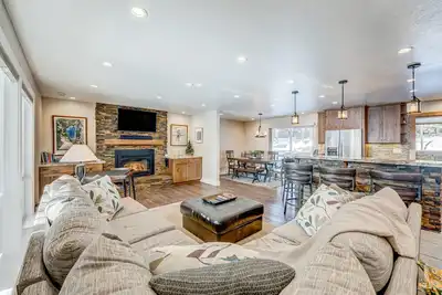 Image de Dog-friendly modern abode with large yard, fireplace, cable & washer/dryer