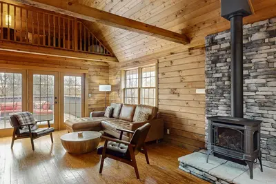 Image de Beautiful cabin with near shoreline with firepit, lovely deck, fireplace & W/D