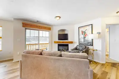 Image de Amazing lake view condo w/ fireplace, balcony, shared pool & hot tub