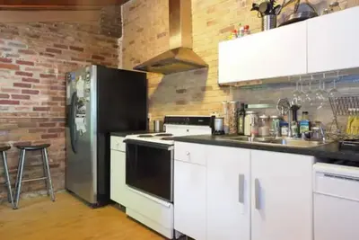 Image de Cozy home in convenient location with parking - walk downtown