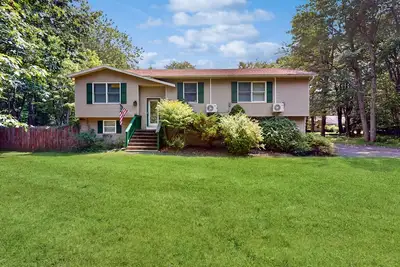 Image de Dog-friendly home with deck, Hot Tub, grill, washer\/dryer, & game room