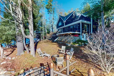 Image de Countryside, lakefront cabin with kayaks, stone fireplace, balcony, & fast WiFi