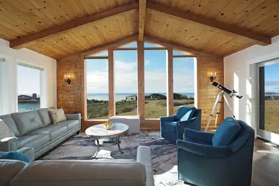 Image de Spacious * Ocean View * Walking Trail to Beach * Hot Tub
