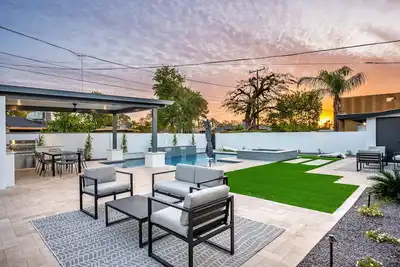 Image de Swim up to cooking & entertainment, play corn hole, and relax by the fire at Cascada