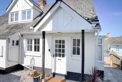 Waverley, pet friendly, character holiday cottage in Lyme Regis