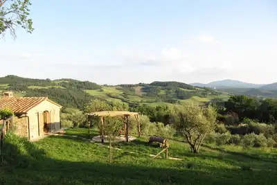 Image de Tuscan country house with enchanting view and swimming pool