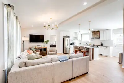 Image de Outdoor Living*Hot Tub*Minutes to Franklin* 3 bed