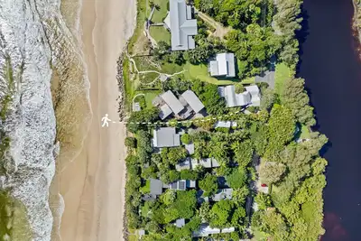 Image de Belongil Beach and the river make this a stunning relaxing hideaway.