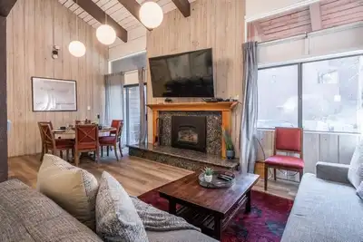 Image de Fall Availability! Townhome on the Ski Back Trail with Fireplace and Shared Amenities!