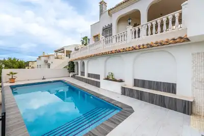 Villa \"Las Ramblas\" avec vue sur les montagnes, piscine privée et Wi-Fi.