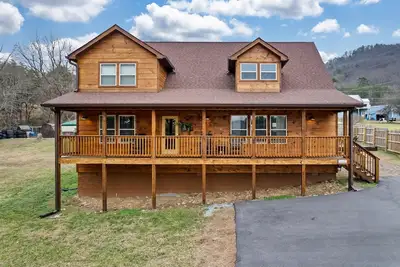 Image de Mountain Views w/ an Open Floorplan! Large Yard~Hot Tub~Fire Pit~Flat Rds
