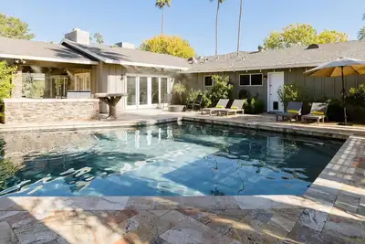 Image de The Westwind by LuxeKey | Central Phoenix Boho Home w/ Pool, Spa & Casita