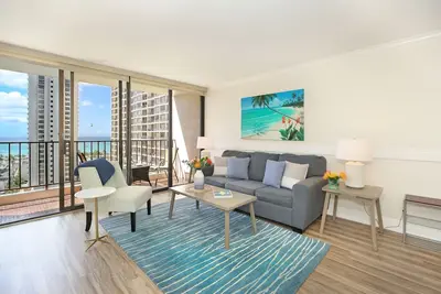 Image de Gorgeously renovated 1-bedroom Waikiki suite with Ocean View! Parking, pool!
