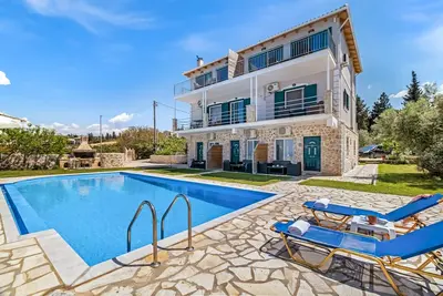 Image de Appartement de vacances 'rez-de-chaussée 3' avec vue sur la mer, piscine partagée et Wi-Fi.