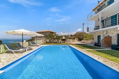 Image de Appartement de vacances 'Deluxe King Suite 5' avec vue sur la mer, piscine partagée et Wi-Fi.