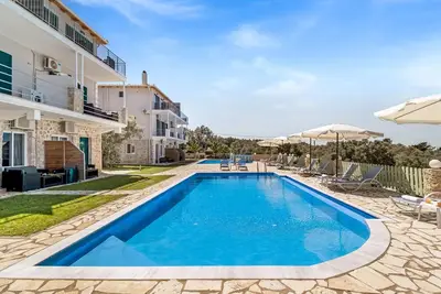 Image de Appartement de vacances 'Deluxe King Suite 6' avec vue sur la mer, piscine partagée et Wi-Fi.