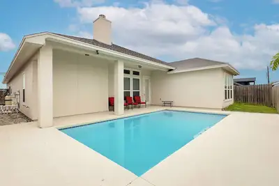 Image de Luxury 4br South Cc! 15 Min to Beach, Fast WiFi, 6 Beds & Fireplace!