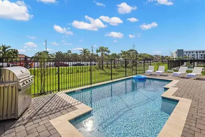 Image de Over the Moon | New! Luxe Beach House on Space Coast ft. Nasa Theme Room, More