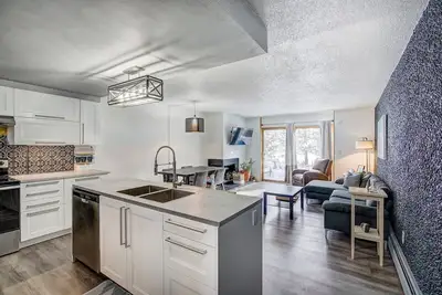 Image de Claimjumper Condo - Hot Tub, Pool, Bus Route, Free Parking